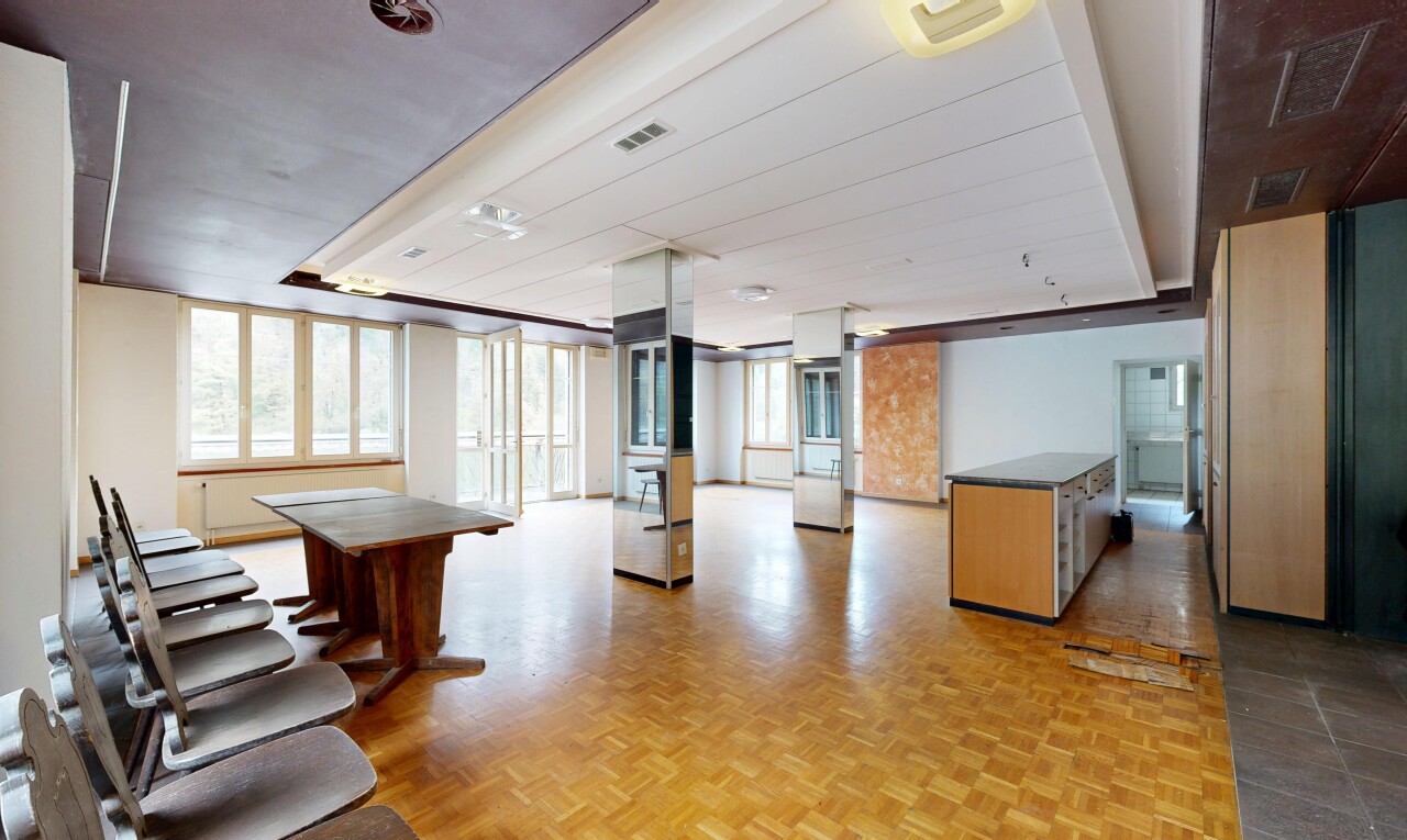 bureau avec parquet floor, wood finish floor, inside community, drywall, et natural light