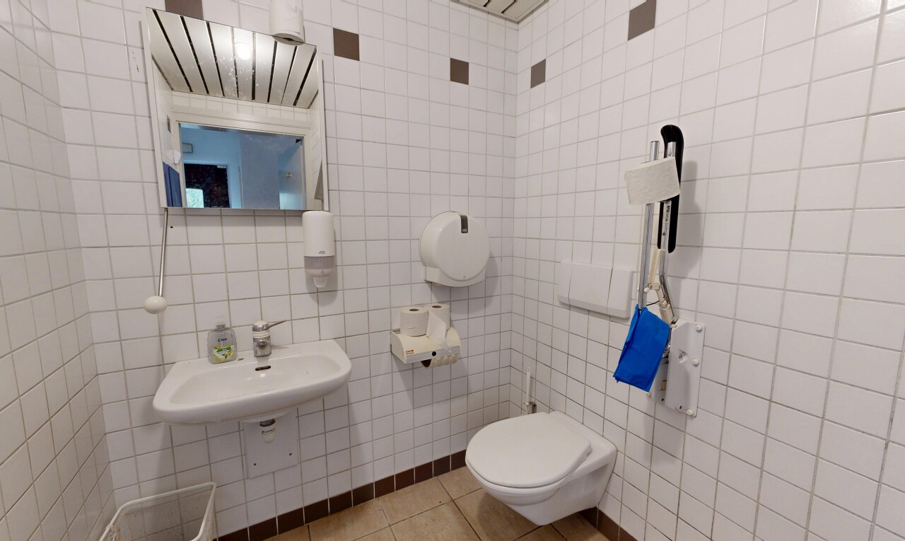 salle de bains avec miroir, mur en carrelage, tile wall, inside property, et évier