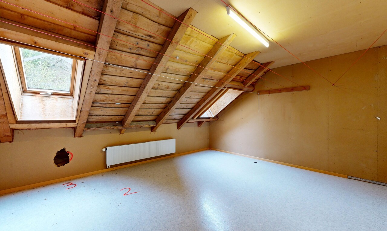 pièce vide avec puits de lumière, inside property, radiateur, natural light, et lumière naturelle