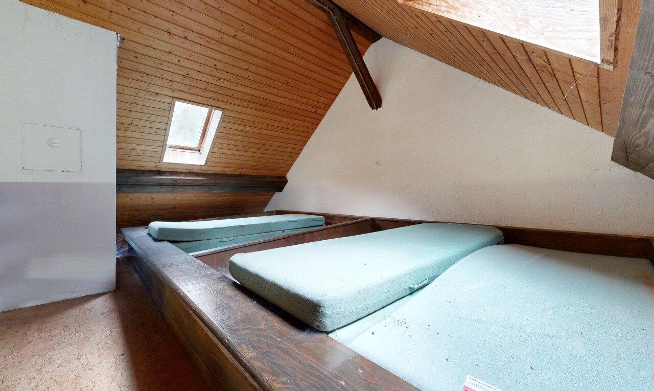 chambre avec wood ceiling, plafond en bois, puits de lumière, beamed ceiling, et plafond à poutres