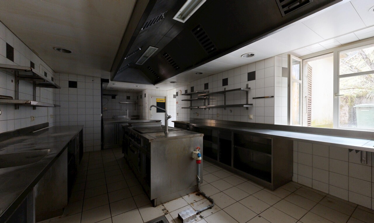 cuisine avec étagères ouvertes, open shelves, light floor, tile floor, et inside community