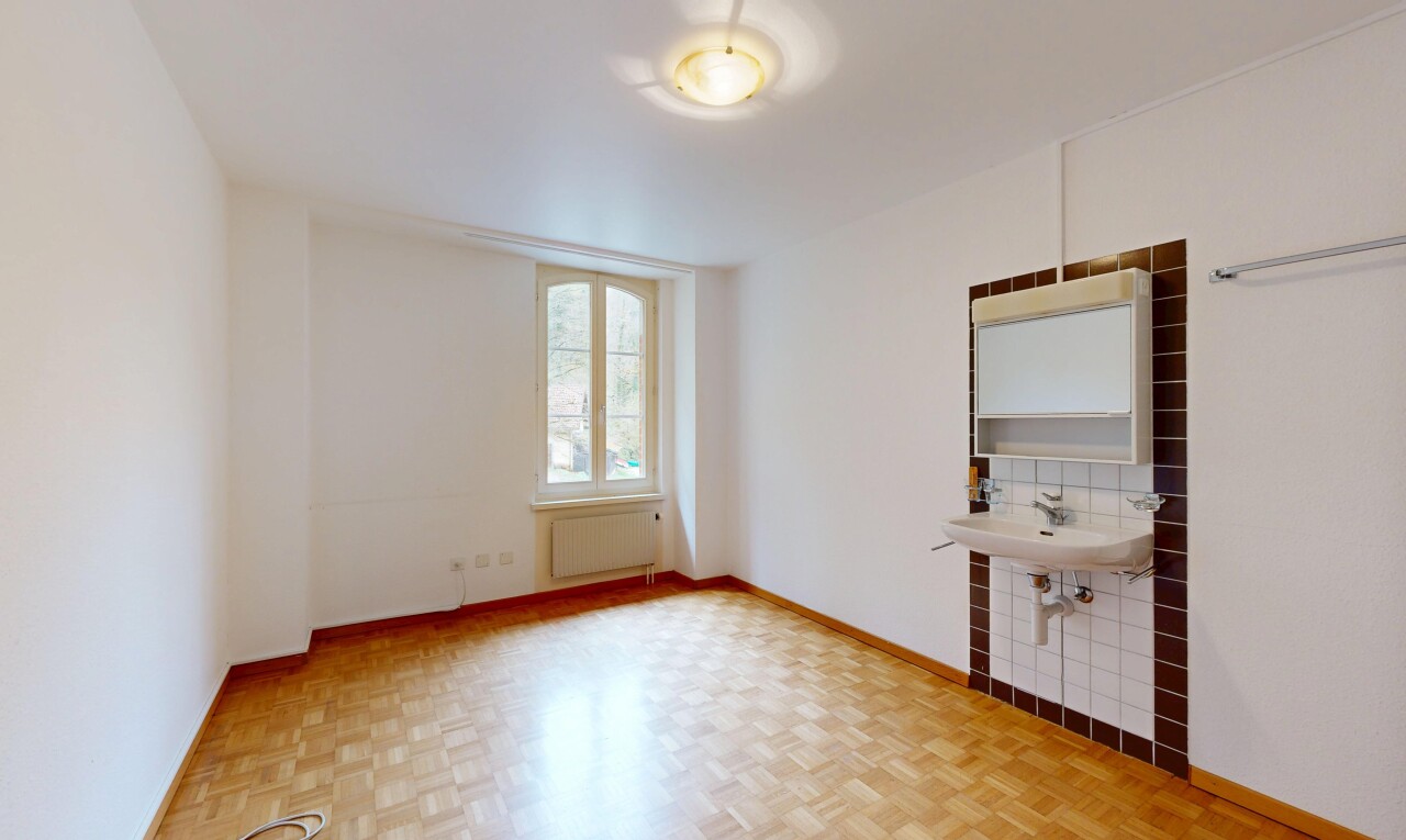 pièce vide avec inside property, radiateur, wood finish floor, sol en finition bois, et backsplash