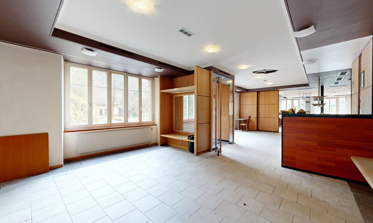 pièce vide avec radiateur, light floor, inside property, natural light, et lumière naturelle