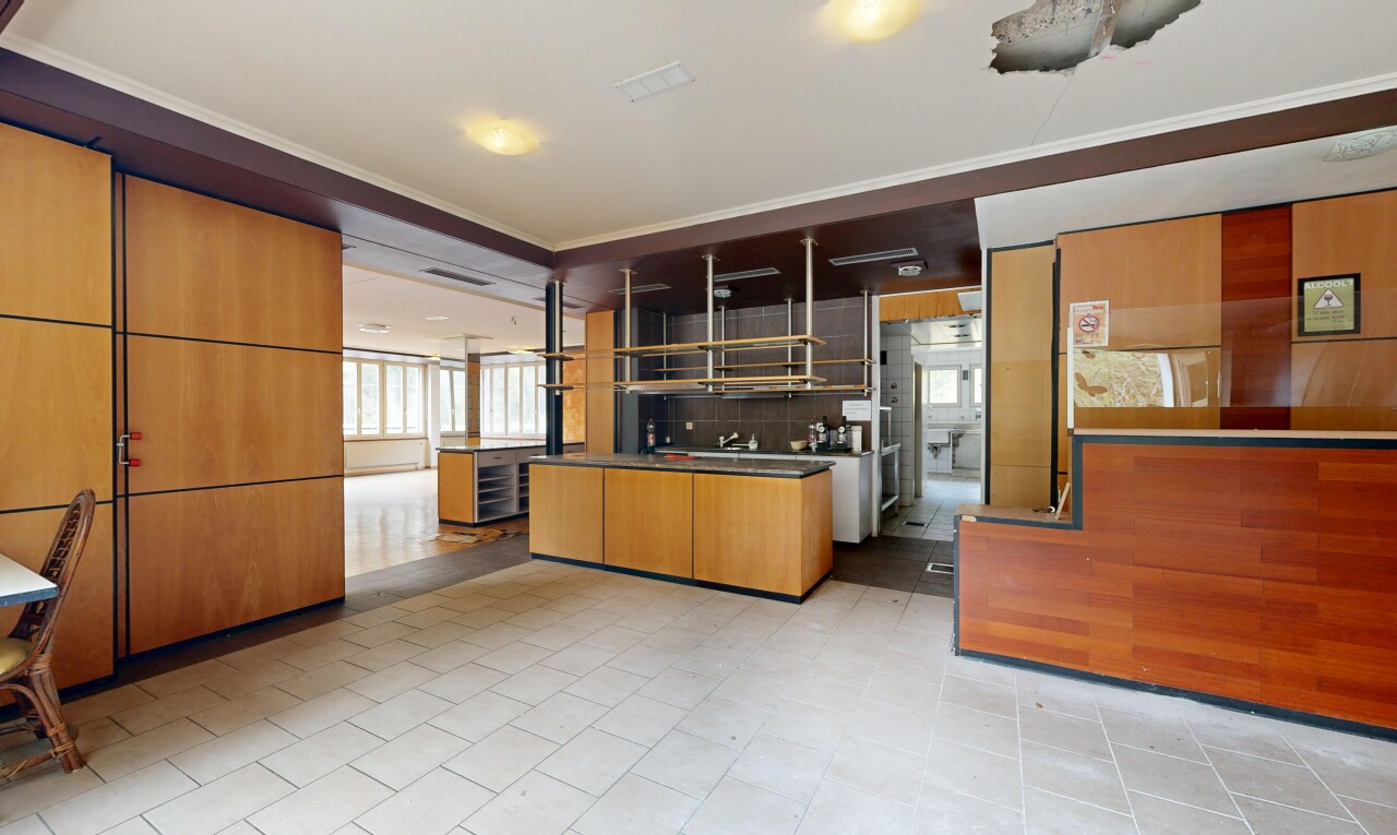 cuisine avec inside community, natural light, lumière naturelle, light floor, et vinyl floor