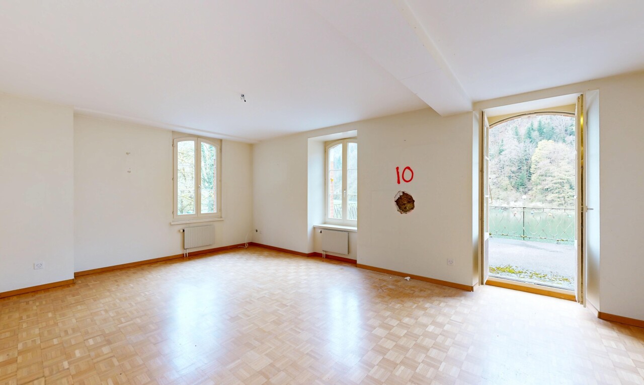 pièce vide avec sol en finition bois, wood finish floor, cloison sèche, drywall, et plinthes murales
