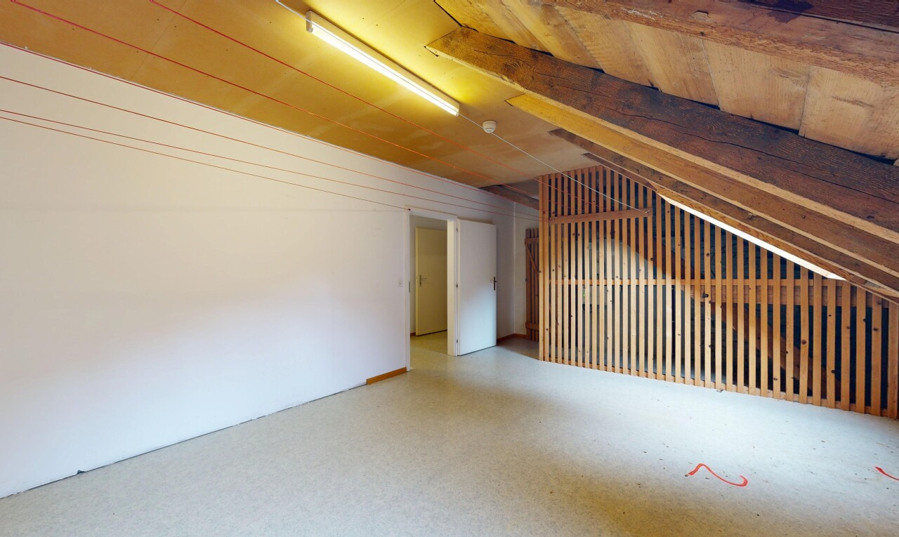 pièce vide avec vaulted ceiling, plafond voûté, inside property, drywall, et cloison sèche