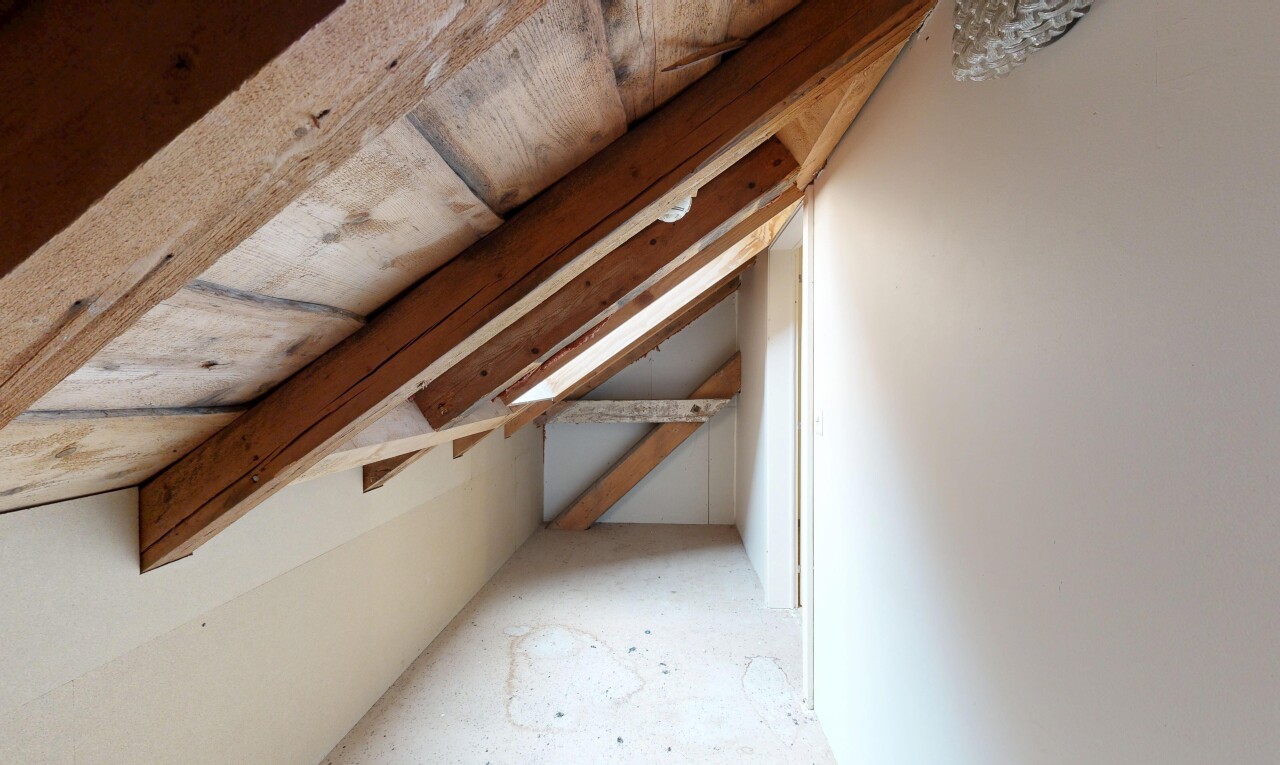 détails avec ceiling, wall / siding, interior, unfinished floor, et floor