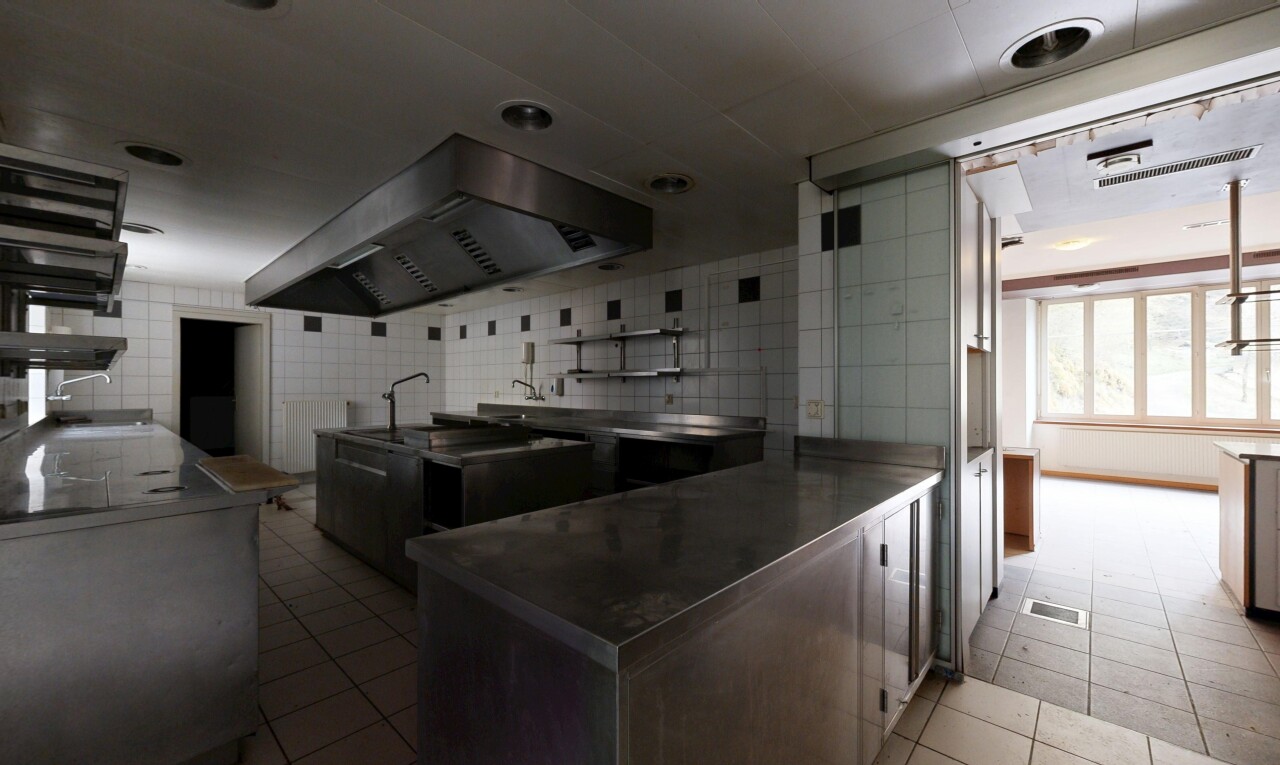 cuisine avec hotte, inside property, light floor, lumière naturelle, et natural light