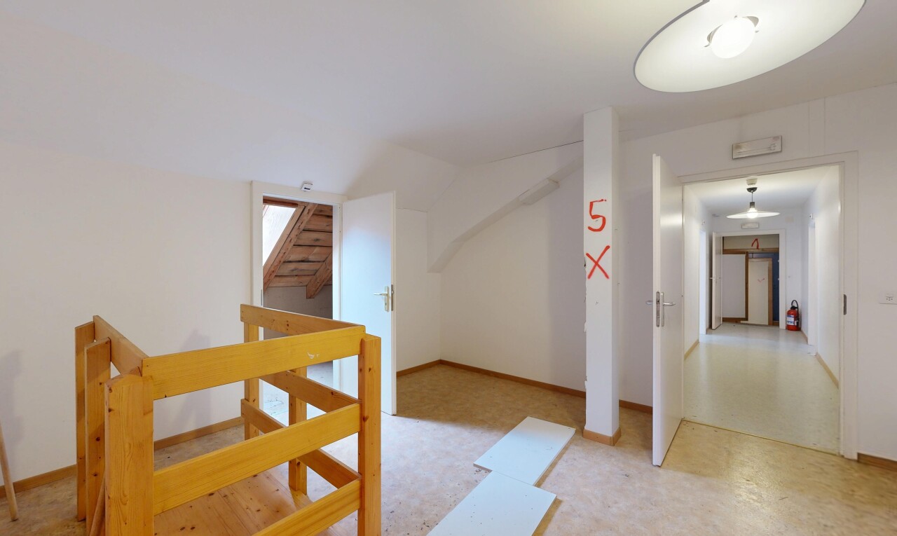 couloir avec sol en vinyle, vinyl floor, inside property, cloison sèche, et drywall