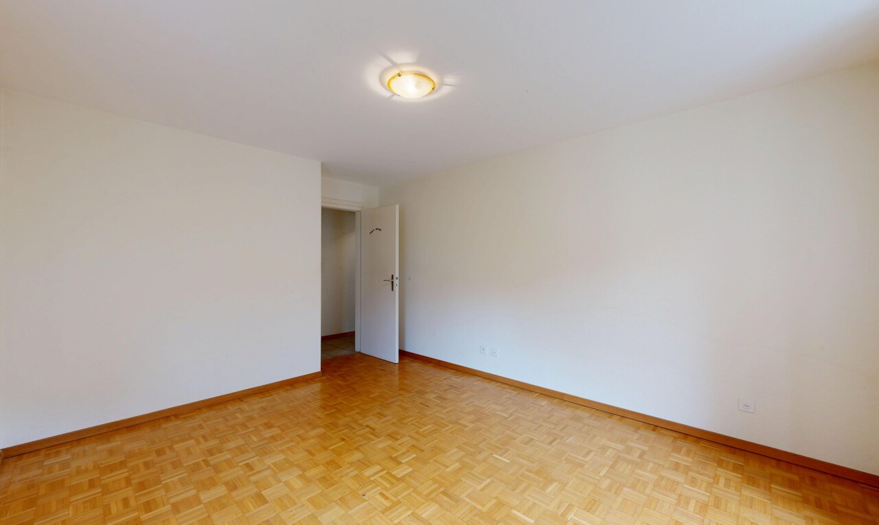 pièce vide avec drywall, cloison sèche, wood finish floor, sol en finition bois, et baseboards wall