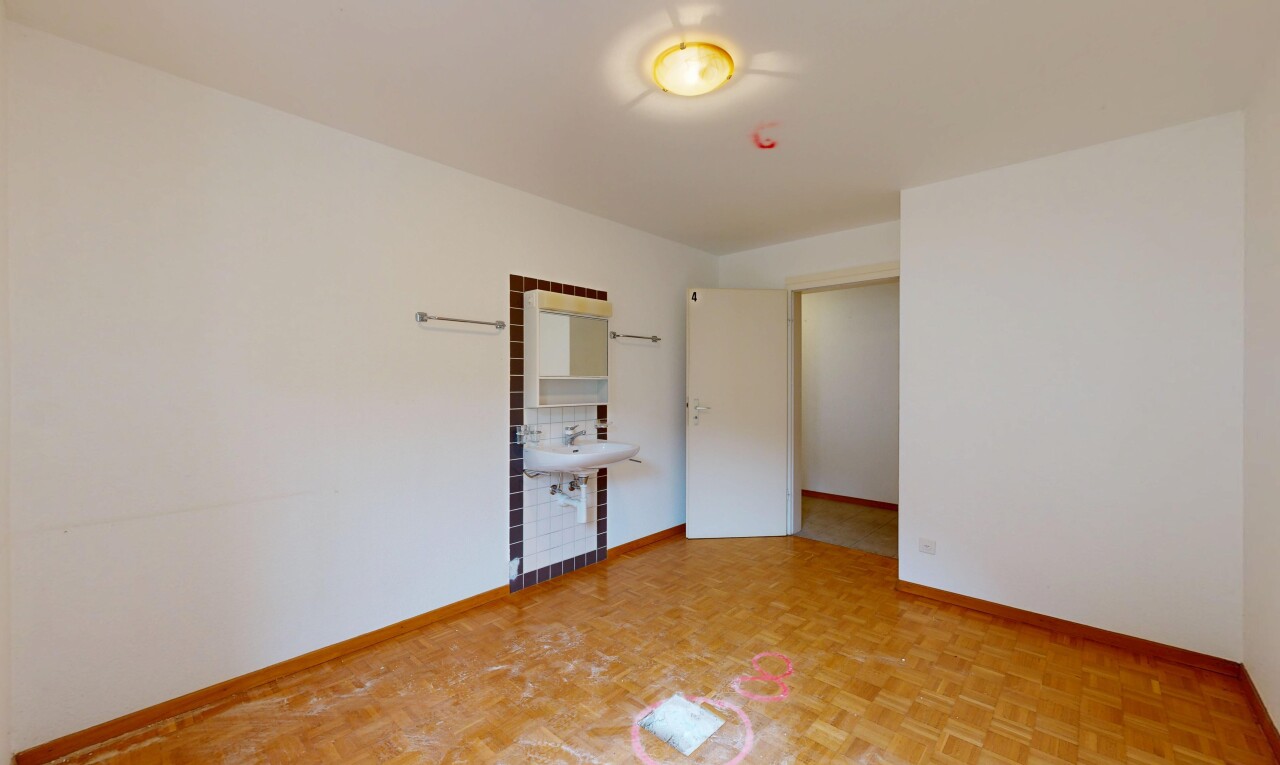 pièce vide avec parquet floor, wood finish floor, sol en finition bois, drywall, et cloison sèche