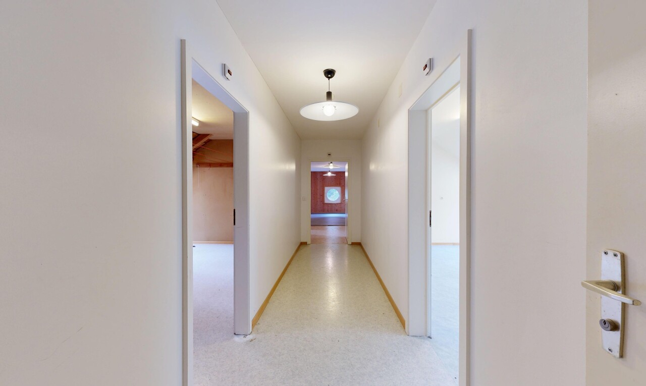 couloir avec cloison sèche, drywall, inside property, light floor, et plinthes murales