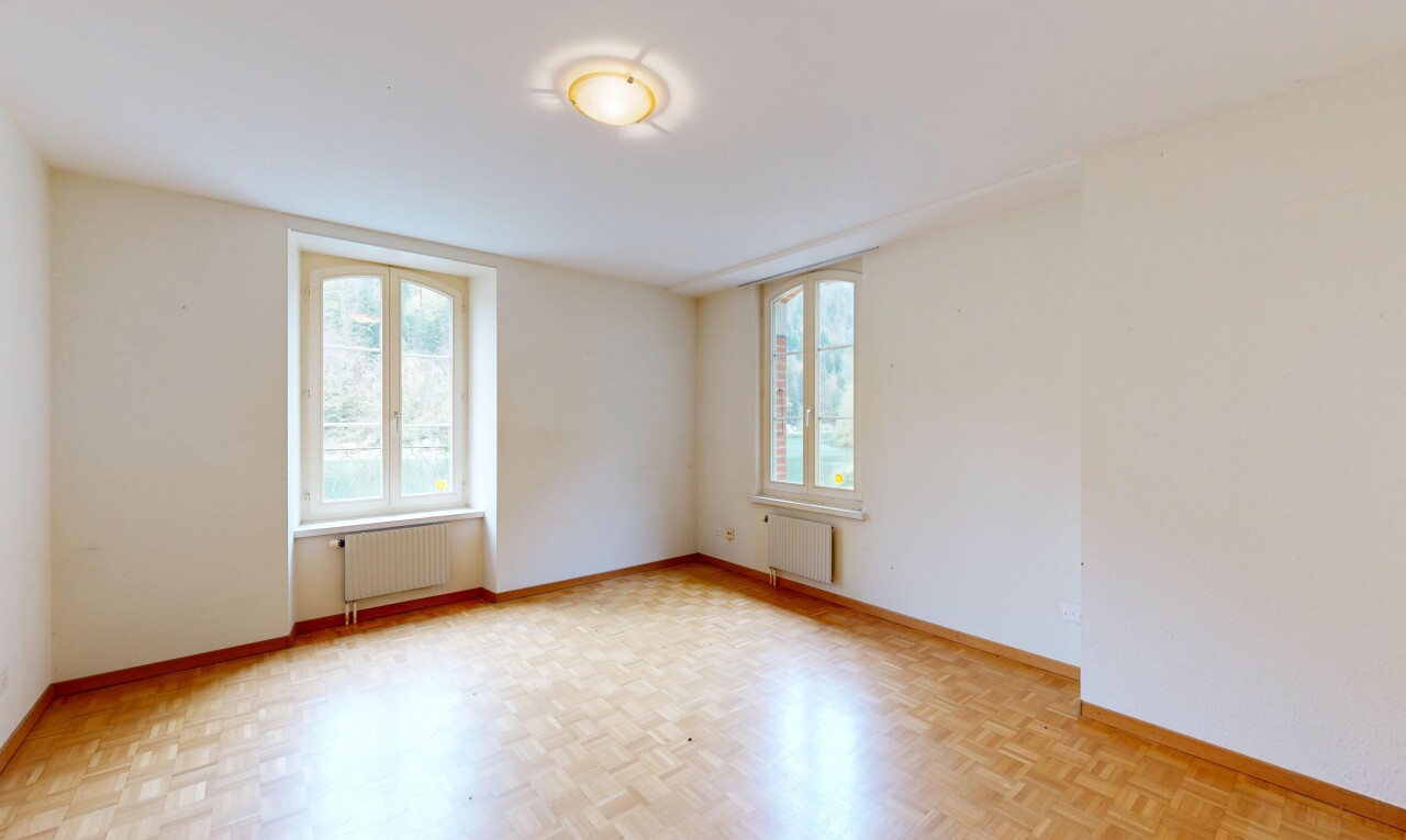 pièce vide avec cloison sèche, drywall, radiateur, plinthes murales, et baseboards wall