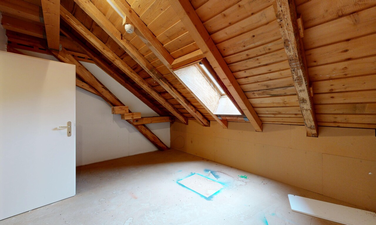pièce vide avec inside property, plafond voûté, vaulted ceiling, plafond en bois, et wood ceiling