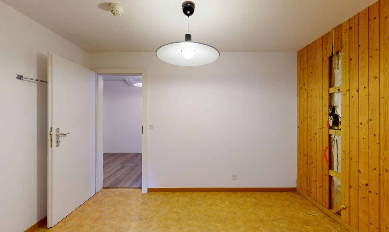 pièce vide avec drywall, cloison sèche, wood wall, mur en bois, et inside property