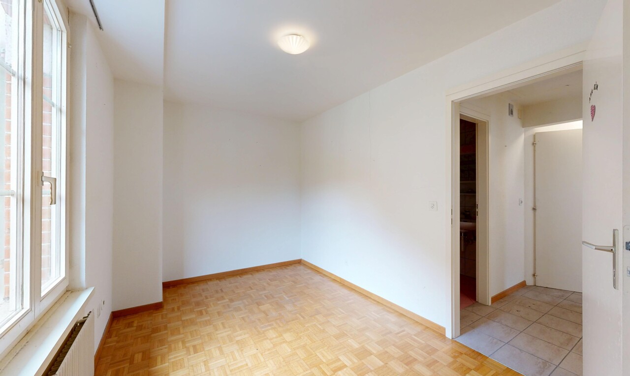 pièce vide avec natural light, lumière naturelle, radiateur, inside property, et drywall