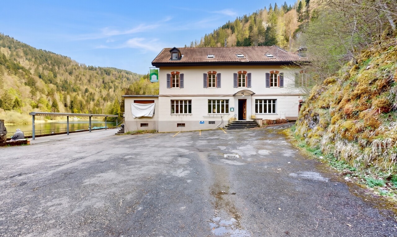 façade avec vue sur la forêt, forest view, day time, toit en tuiles, et vide sanitaire