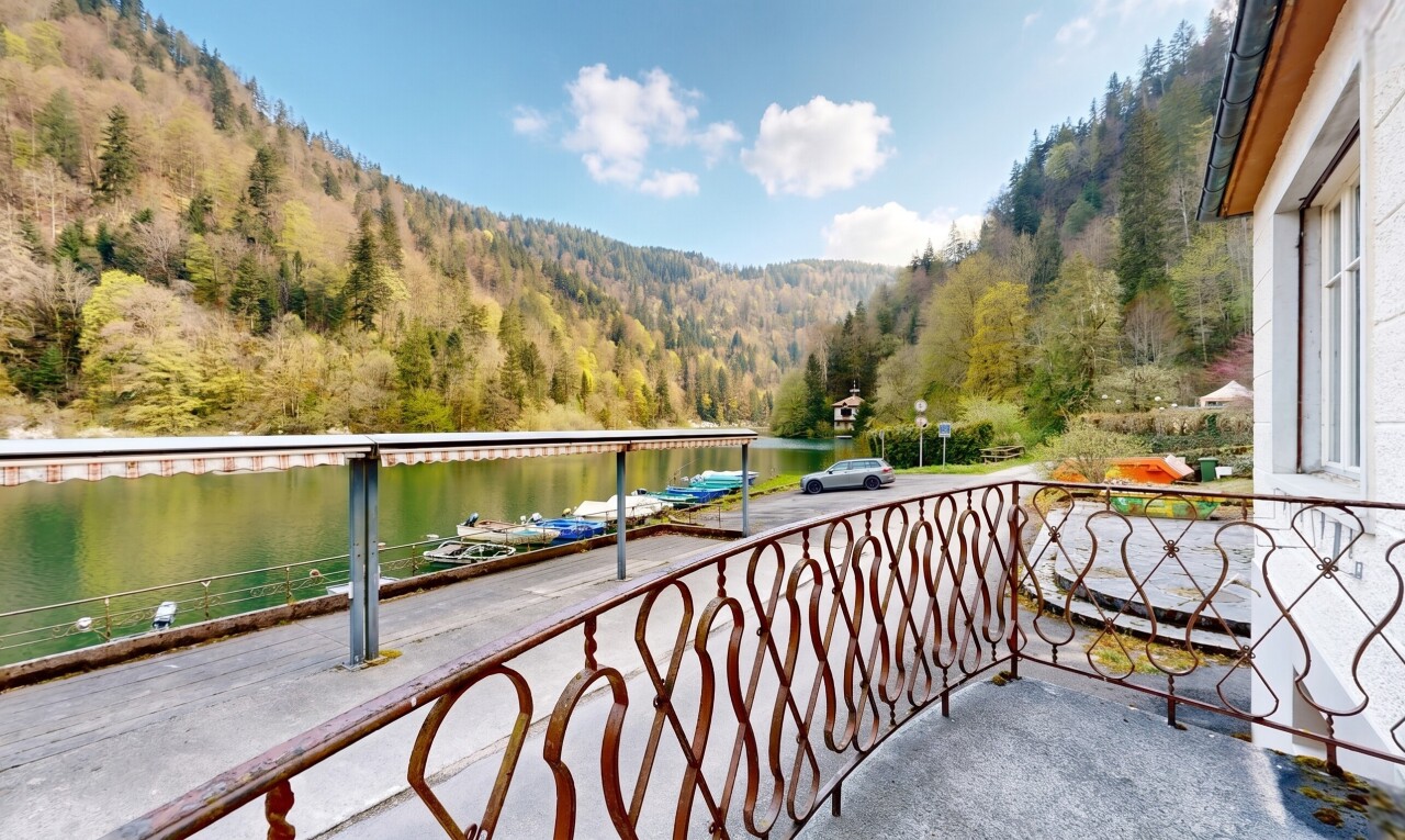 balcon avec forest view, vue sur la forêt, from property, water view, et vue sur l'eau