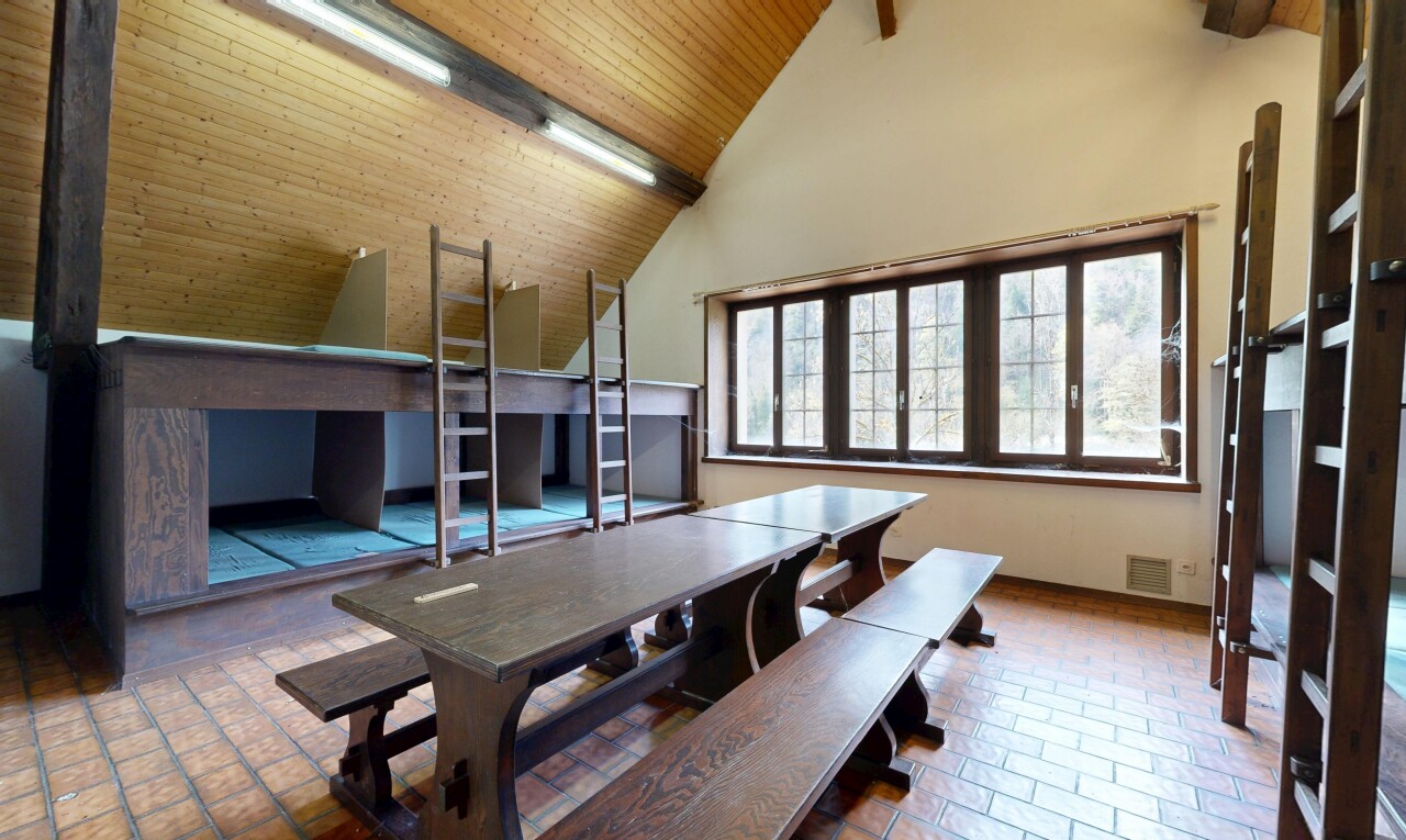 bureau avec plafond à poutres, beamed ceiling, inside property, cloison sèche, et drywall