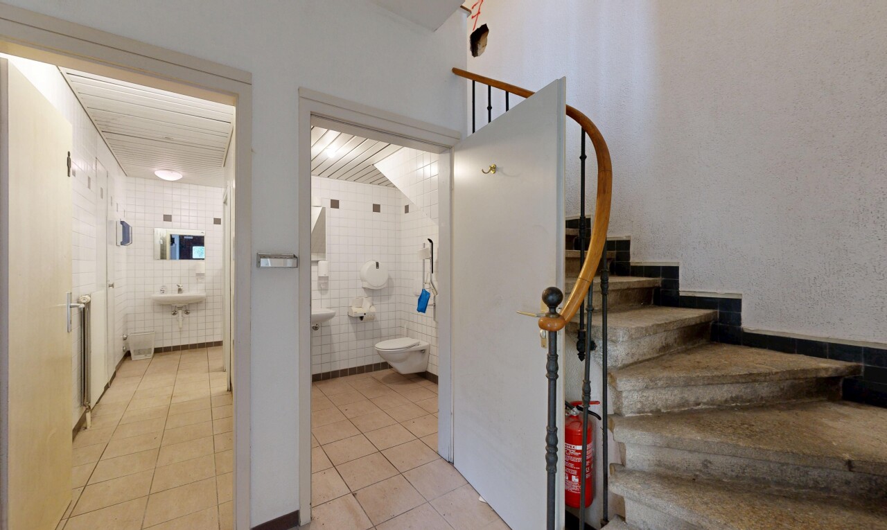 escaliers avec tile floor, sol en carrelage, escaliers, inside community, et tile wall
