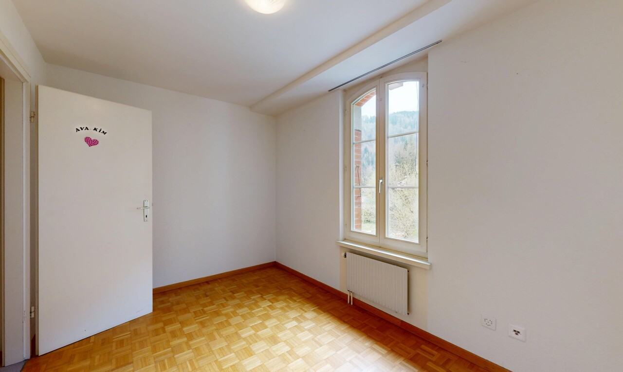 pièce vide avec radiateur, parquet floor, lumière naturelle, natural light, et sol en finition bois
