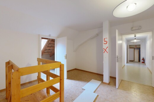 couloir avec sol en vinyle, vinyl floor, inside property, cloison sèche, et drywall