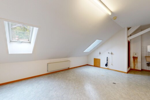 pièce vide avec puits de lumière, inside property, radiateur, cloison sèche, et drywall