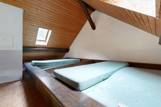 chambre avec wood ceiling, plafond en bois, puits de lumière, beamed ceiling, et plafond à poutres