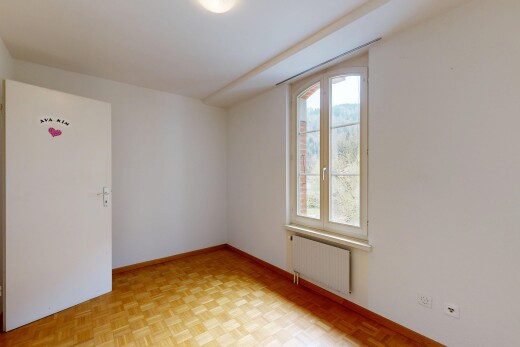 pièce vide avec radiateur, parquet floor, lumière naturelle, natural light, et sol en finition bois