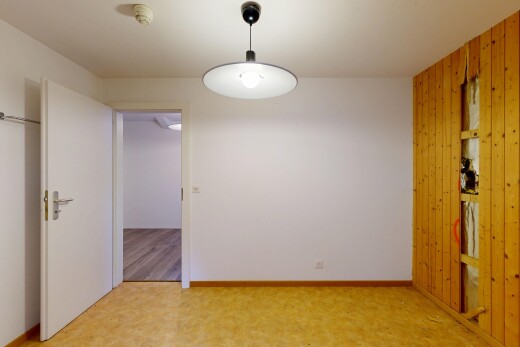 pièce vide avec drywall, cloison sèche, wood wall, mur en bois, et inside property