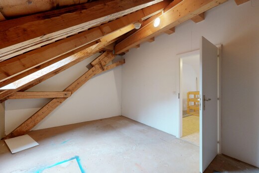 pièce vide avec inside property, vaulted ceiling, plafond voûté, beamed ceiling, et plafond à poutres
