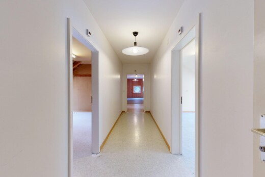 couloir avec cloison sèche, drywall, inside property, light floor, et plinthes murales