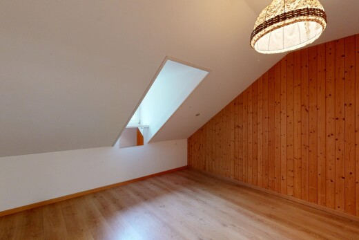 pièce vide avec vaulted ceiling, plafond voûté, low ceiling, plafond bas, et wood finish floor