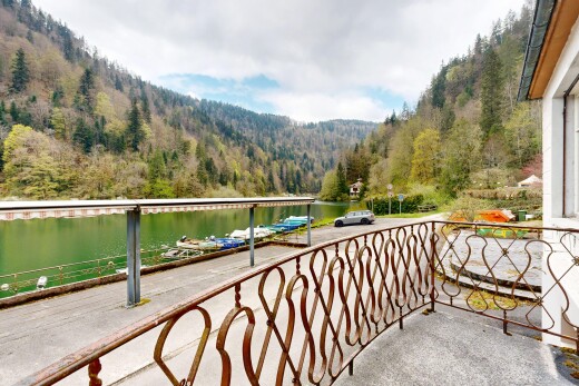balcon avec from property, water view, vue sur l'eau, forest view, et vue sur la forêt