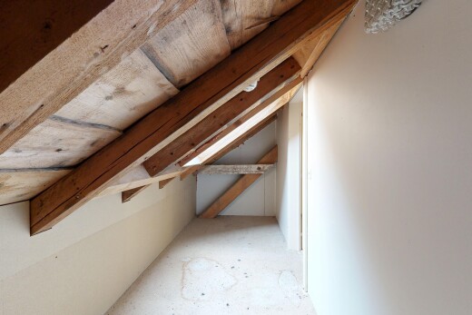 détails avec ceiling, wall / siding, interior, unfinished floor, et floor