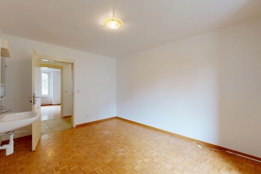 pièce vide avec parquet floor, drywall, cloison sèche, lumière naturelle, et inside property