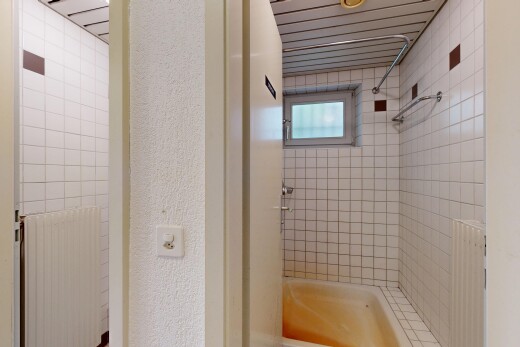 salle de bains avec radiateur, inside property, salle de bain complète, natural light, et lumière naturelle