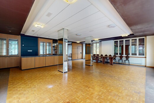 réception / lobby avec parquet floor, natural light, inside community, et wood finish floor