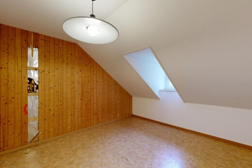 pièce vide avec vaulted ceiling, plafond voûté, wood wall, mur en bois, et inside property