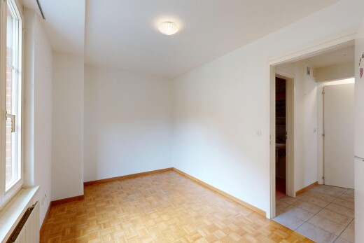 pièce vide avec natural light, lumière naturelle, radiateur, inside property, et drywall