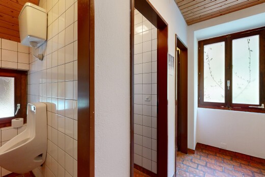 couloir avec natural light, lumière naturelle, inside property, et chauffe-eau