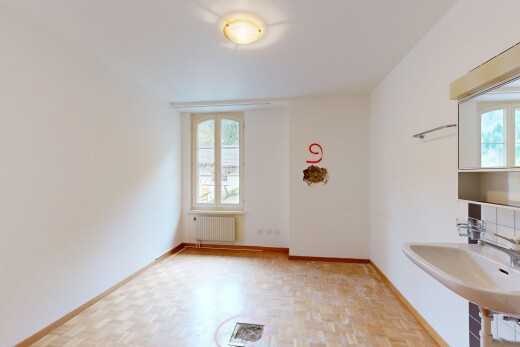 salle de bains avec parquet floor, wood finish floor, sol en finition bois, radiateur, et baseboards wall