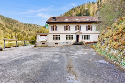 façade avec vue sur la forêt, forest view, day time, toit en tuiles, et vide sanitaire