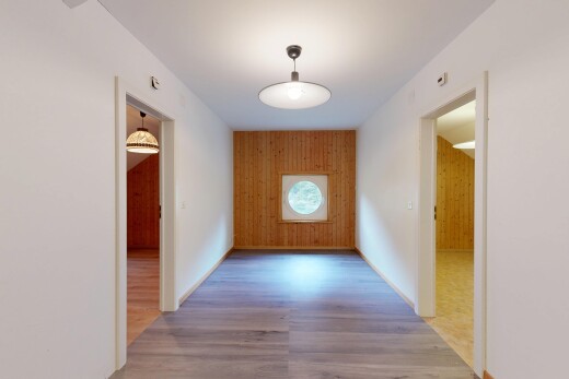 couloir avec sol en finition bois, wood finish floor, inside property, cloison sèche, et drywall