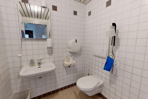 salle de bains avec miroir, mur en carrelage, tile wall, inside property, et évier
