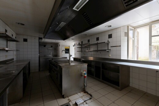 cuisine avec étagères ouvertes, open shelves, light floor, tile floor, et inside community