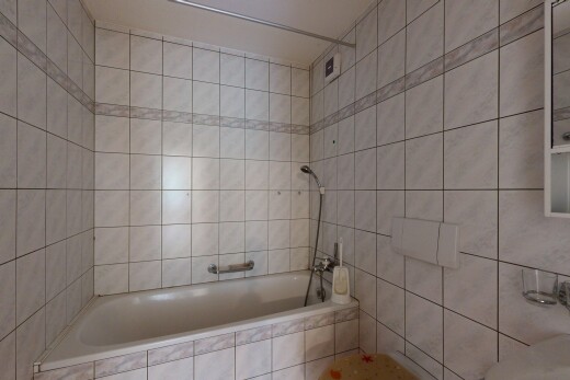salle de bains avec mur en carrelage, tile wall, salle de bain complète, inside property, et douche-bain combinés