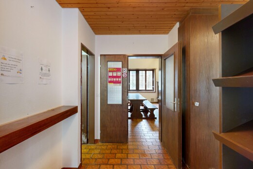couloir avec inside property, lumière naturelle, natural light, plafond en bois, et wood ceiling