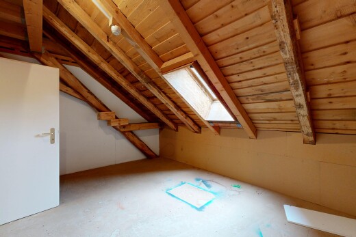 pièce vide avec inside property, plafond voûté, vaulted ceiling, plafond en bois, et wood ceiling