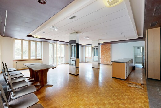 bureau avec parquet floor, wood finish floor, inside community, drywall, et natural light